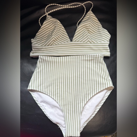 EUC H&M Gray Striped Bikini Top - Picture 9 of 9